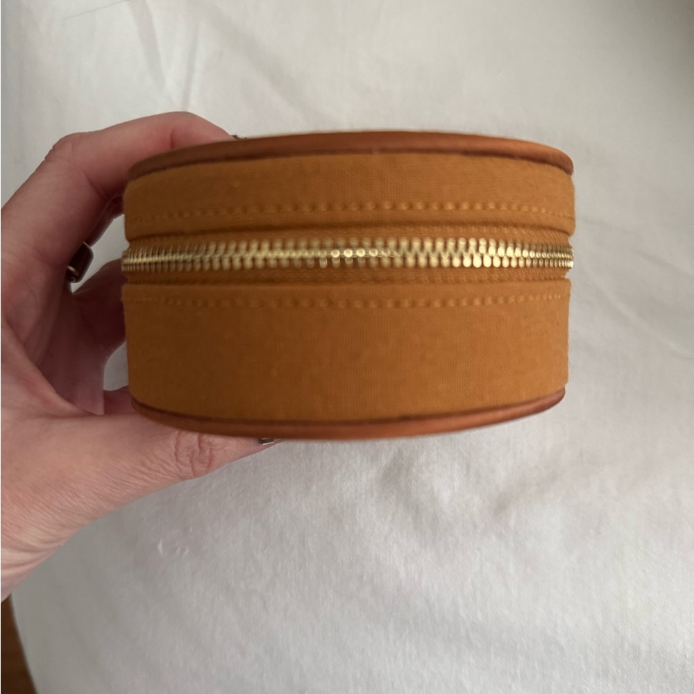 Sézane Round Tan Jewelry Case - Picture 2 of 4